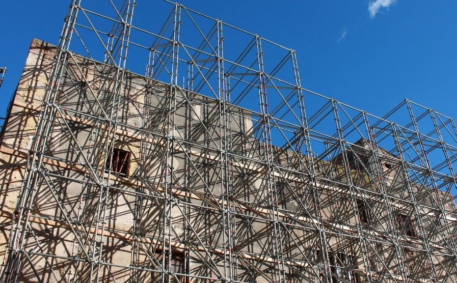 Fachada con andamio frente a trabajo con cuerdas